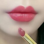 Нелипкая, стойкая помада, натурального кремового оттенка с эффектом