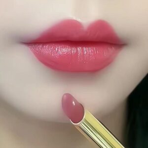 Нелипкая, стойкая помада, натурального кремового оттенка с эффектом