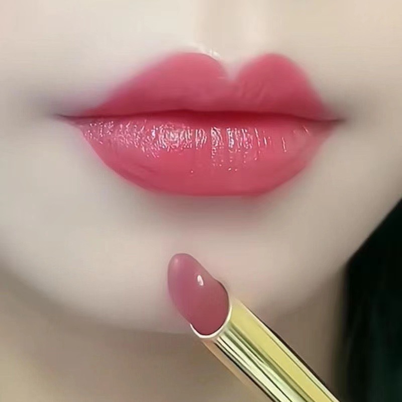 Нелипкая, стойкая помада, натурального кремового оттенка с эффектом